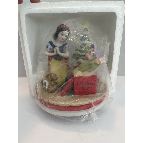 Snow Whites Surprise Christmas 1987 Disney Holiday Figurine 6988/25000 Excellent - Picture 7 of 7
